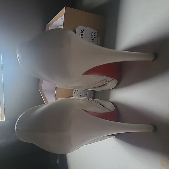 Christian Louboutin - Picture 6 of 8